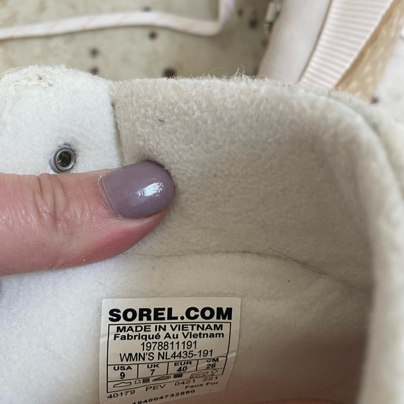 Sorel boots only worn once and look brand new!!! - Picture 4 of 4